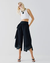 Load image into Gallery viewer, ACCESS - Cropped Lace Trim Pants - Black