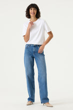Load image into Gallery viewer, Garcia - Celia 251 Straight Fit Jeans - Medium Used Wash
