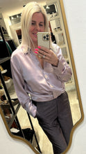 Load image into Gallery viewer, YAYA - Cropped Satin Blouse - Cloud Gray Purple
